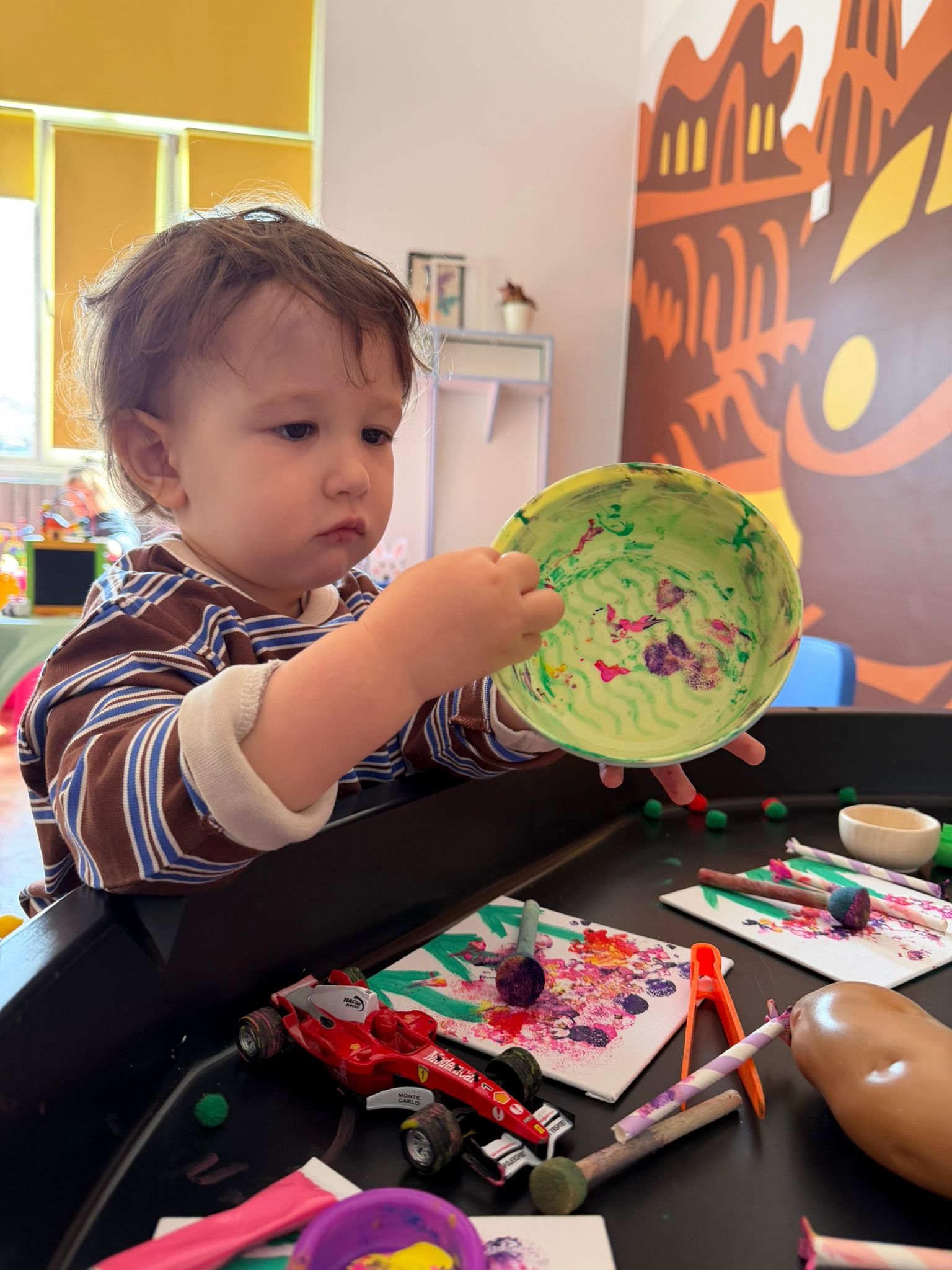 Copii la activități artistice la grădinița Peter Pan Craiova